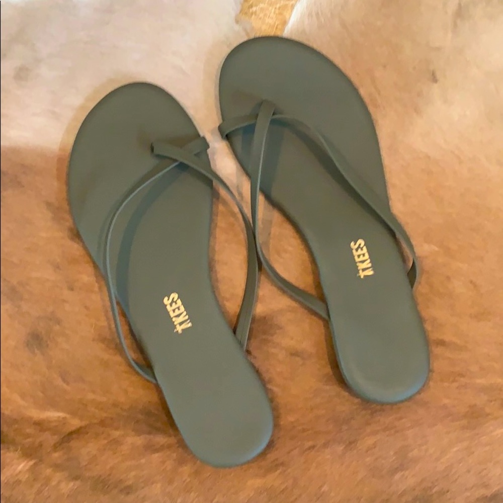 Tkees sandals- Size 8